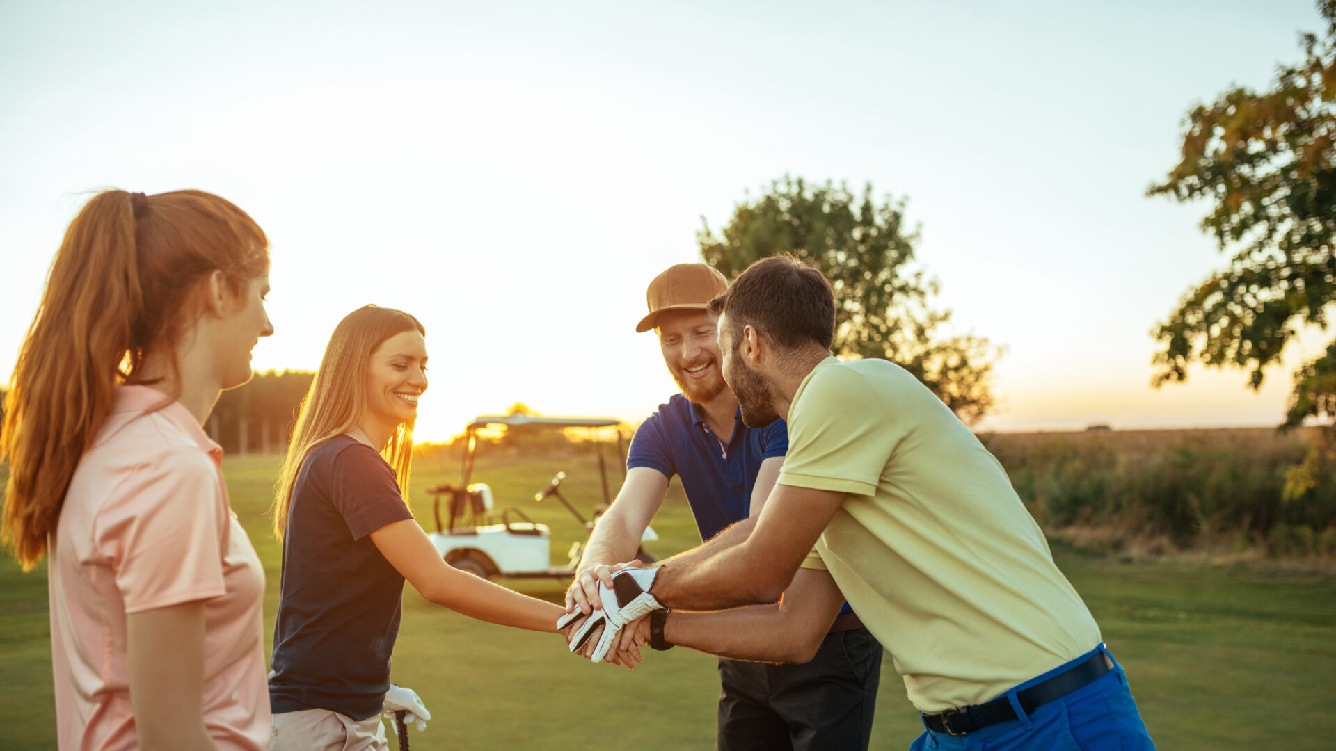 Un groupe d'amis célèbrent sur un terrain de golf