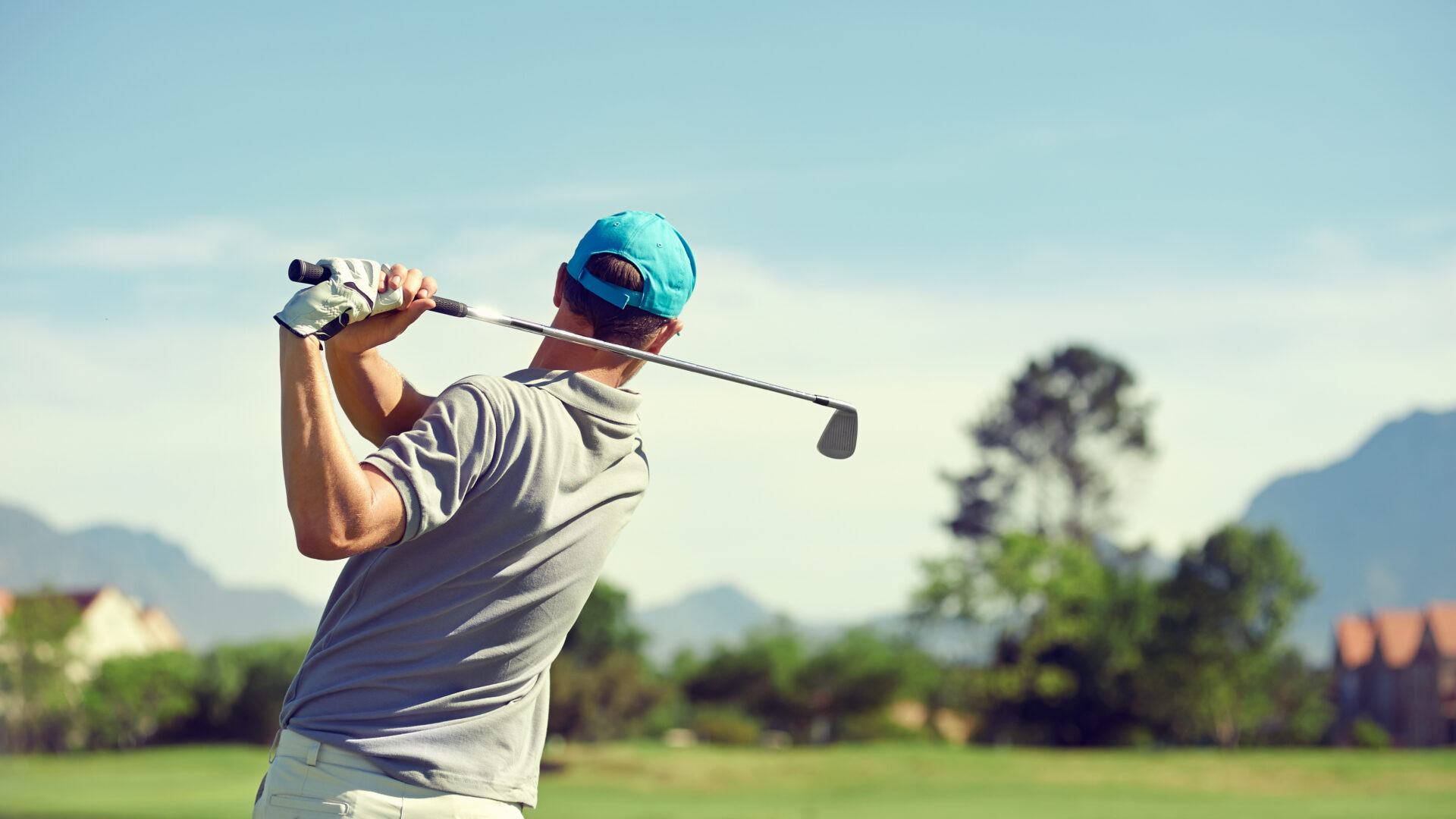 Un golfeur tire avec un club pendant l'été