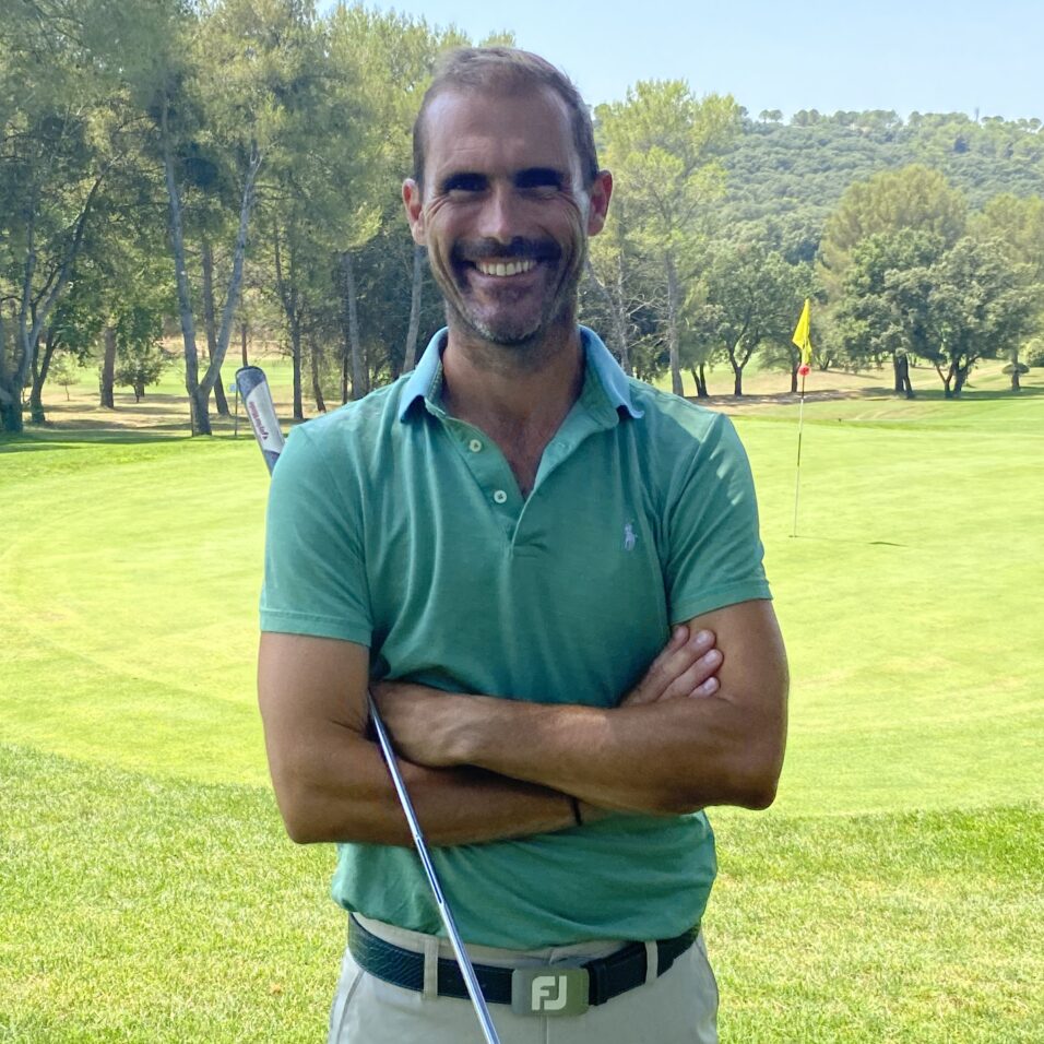 Romain Dury, coach de golf devant une zone de putting