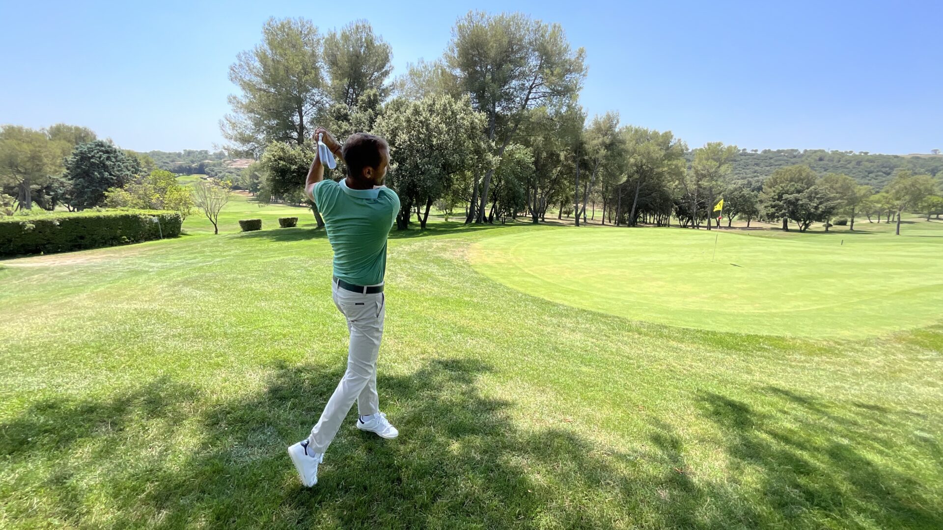 Romain Dury tire sur un terrain de golf