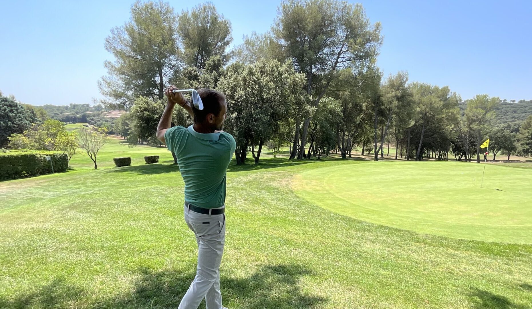 Romain dury tire sur un club de golf à l'ombre